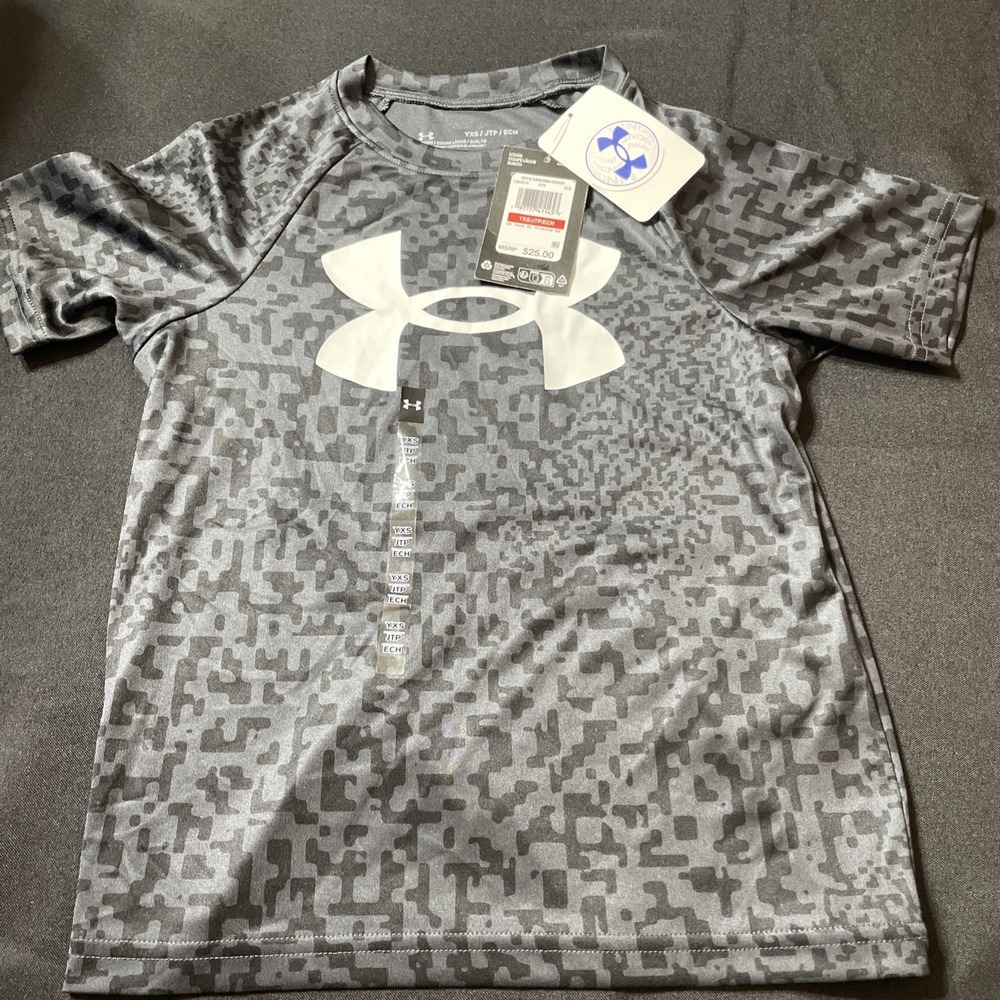 Under Armour Boys Black/Gray Pullover Shirt Size Youth XS Brand New